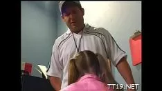 Redare Adolescentul pasionat își dă dulceața pisicuța-pisică rasă netedă cu pantofi de gingie