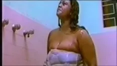 চালান নাটোরিয়ামে একজন লোকের সাথে ছলনাময় উপেলা নাড়ুন