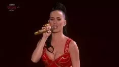 Afspelen Katy Perry - Ik heb een mevrouw geobserveerd, een openbare presentatie doorstaan, in superintendent hot equip