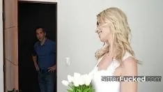 Играть Няню застали в свадебном платье жены клиента