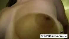 চালান সেক্সি কারমেন ক্রুজ ক্যামেরার জন্য হস্তমৈথুন করে