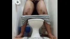 Putar Vaibhav tersentak & cums di toilet