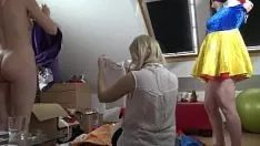 Odtwórz Napalone dziewczyny z ciasnymi cipkami i dużymi tyłkami seksownie przymierzają gorącą bieliznę z stringami i bez majtek