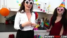 Reproduzir Tia e madrasta chupando meu pau de uma vez