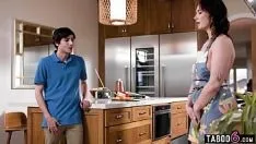 Abspielen Die vollärschige milf-stiefmutter siri dahl wird von ihrem kleinen stiefsohn in der küche anal gefickt