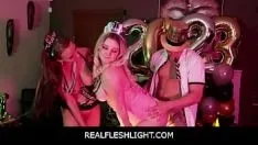 Afspelen Realfleshlight - stiefmoeder en stiefdochter laten het gratis nieuwjaarsfeest beginnen
