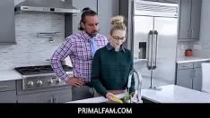 Afspelen Primalfam - stiefvader neukt zijn sexy hete stiefdochter
