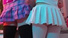 চালান তাকে সতীত্বে পেগ করুন এবং তাকে প্রস্রাব করুন