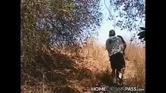 Reproducir Adolescente no profesional cede maniobra al aire libre antes fucworld-batidora en la cama