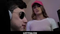 Oynat Lustyfam - azgın üvey kız kardeş (kenzie madison) üvey kardeşine deepthroats
