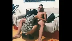 Oynat Her şey o güzel emmeyle başladı, her zaman olduğu gibi, bir dilin küfürde kırmızının tamamını takip ettiğini hissetmeyi seviyorum