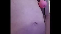 تشغيل الرجل السمين الأكبر سناً يحب ضخ حلماته الحساسة للغاية