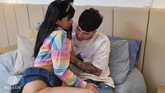 Riproduci Il mio fratellastro mi scopre nel mezzo di un flusso su twitch e finisce per scoparmi - danner mendez ft min galilea