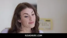 Reproducir Roughuse - papá la trata como a una muñeca sexual de uso gratuito y su amiga también se une - alexia anders, mia taylor