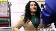 Abspielen Die vollbusige brünette milf brianna bourbon fickt den beamten auf dem tisch