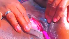 Reproduzir Esposa adolescente madrasta conseguiu foder sua buceta muito bem com um vibrador e sua mão