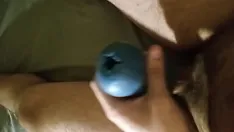 Reproducir Chico cachondo acaricia su polla para correrse