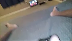 Reproducir Superdariusguy frota su joven bbc marrón mientras juega su juego pt1