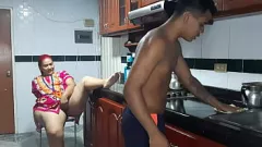 Reproduzir Madrasta latina fica com tesão na cozinha e acaba fodendo. Pt. 1