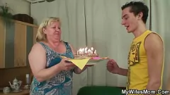 Reproduzir Pego em flagrante: encontro proibido da loira com a sogra peluda da BBW