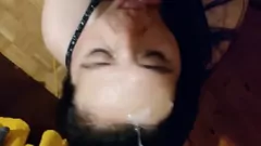 Abspielen MILF mit großem Schwanz bekommt Sperma auf ihr ganzes Gesicht gespritzt