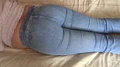 Jouer MILF latina exhibe sa culotte et son gros cul poilu en denim et lingerie