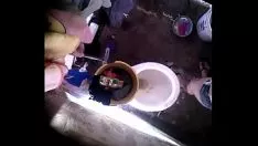 Riproduci Registrazione video numero 1 della cugina piena quando si fa il bagno e ha una tetta da ricco