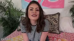 Afspelen Veronica Valentine's natte en harige poesjesvingersessie