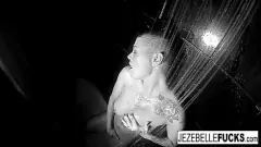 تشغيل عرض دش Jezebelle Bond المشبع بالبخار: الهرة والثدي والحمار