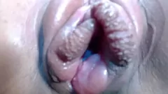 Abspielen Brünette Babe wird wild: intensive Deepthroat und große Dildo -Action