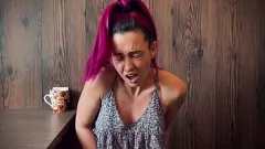 Riproduci Sperimenta 4 orgasmi intensi con sensuale arcobaleno Victoria in cucina