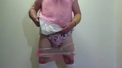 播放 Sissy Pinky的湿尿布与女性控制 - crossdresser色情