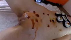 Abspielen Das Essen von Sushi wird heiß mit der Muschi des bloßen asiatischen Teenagers