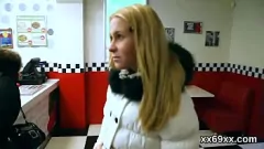 Reproducir El médico examina himen apretado de inocente virgen en tres vías íntimas