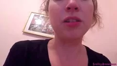 Afspelen Sexy brunette MILF peutert in haar neus en deelt Boogers in solo vuile fetisjvideo