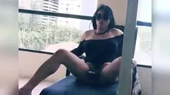 Redare Sexy transexuală asiatică masturbându-și penisul mare pe balconul unui hotel public