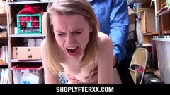 Jouer Regardez Catarina Petrov, une jeune petite et maigre, se faire prendre en train de voler à l'étalage et punie par un garde strict dans cette vidéo xxx torride.
