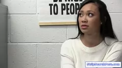 Odtwórz Cycaty złodziej sklepowy zostaje przeszukany z rozbieraniem i ostro obciąga funkcjonariuszowi w biurze