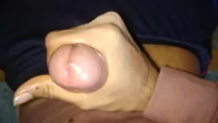 Riproduci Ragazzo solista sensuale si masturba con olio, primo piano di un cazzo enorme e una massiccia sborrata