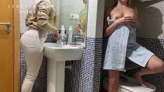 Играть Когда вы мастурбируете в банке, а ваша сестра записывает, чтобы доставить себе неудобства