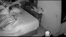 Reproducir Bbb 21 paty no desaparece con los step-ins en la cama