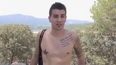 Riproduci Jotade sculaccia un bambino sconosciuto al bto ognuno che è sgomento per le dimensioni del suo sashay