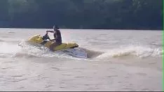 Reproducir Tigresa vip haciendo maniobras en moto de agua