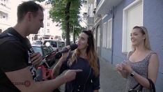 再生 Hitzefreiの貴重なブロンドはsshoetreetで選択されていない男を見ます