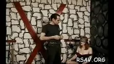 Reproducir Escena caliente y fuertemente bdsm con bebé inmaduro con los ojos vendados