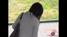 Reproducir Chica japonesa caliente en una grabación de vídeo de populacho apretado