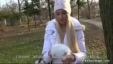 Redare Adolescent neprofesionist cu braț de ridicare a populației, făcut pentru bani de un turist cu coarne 20