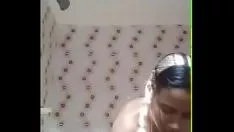 Redare Aunt bathe get - secret cam .mp4